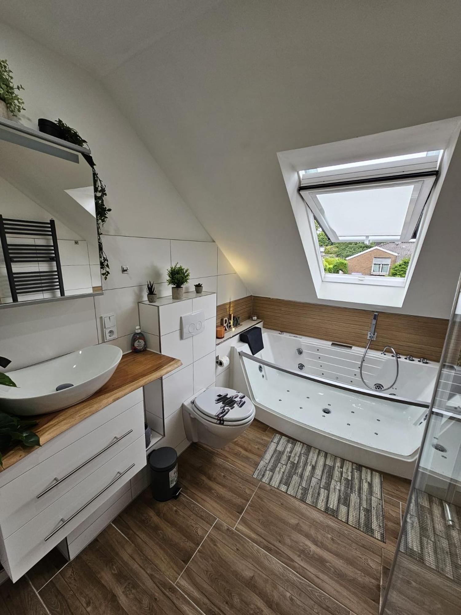 Tautraum Suite Mit Whirlpool Und Gruenem Ausblick Wilhelmshaven Eksteriør billede