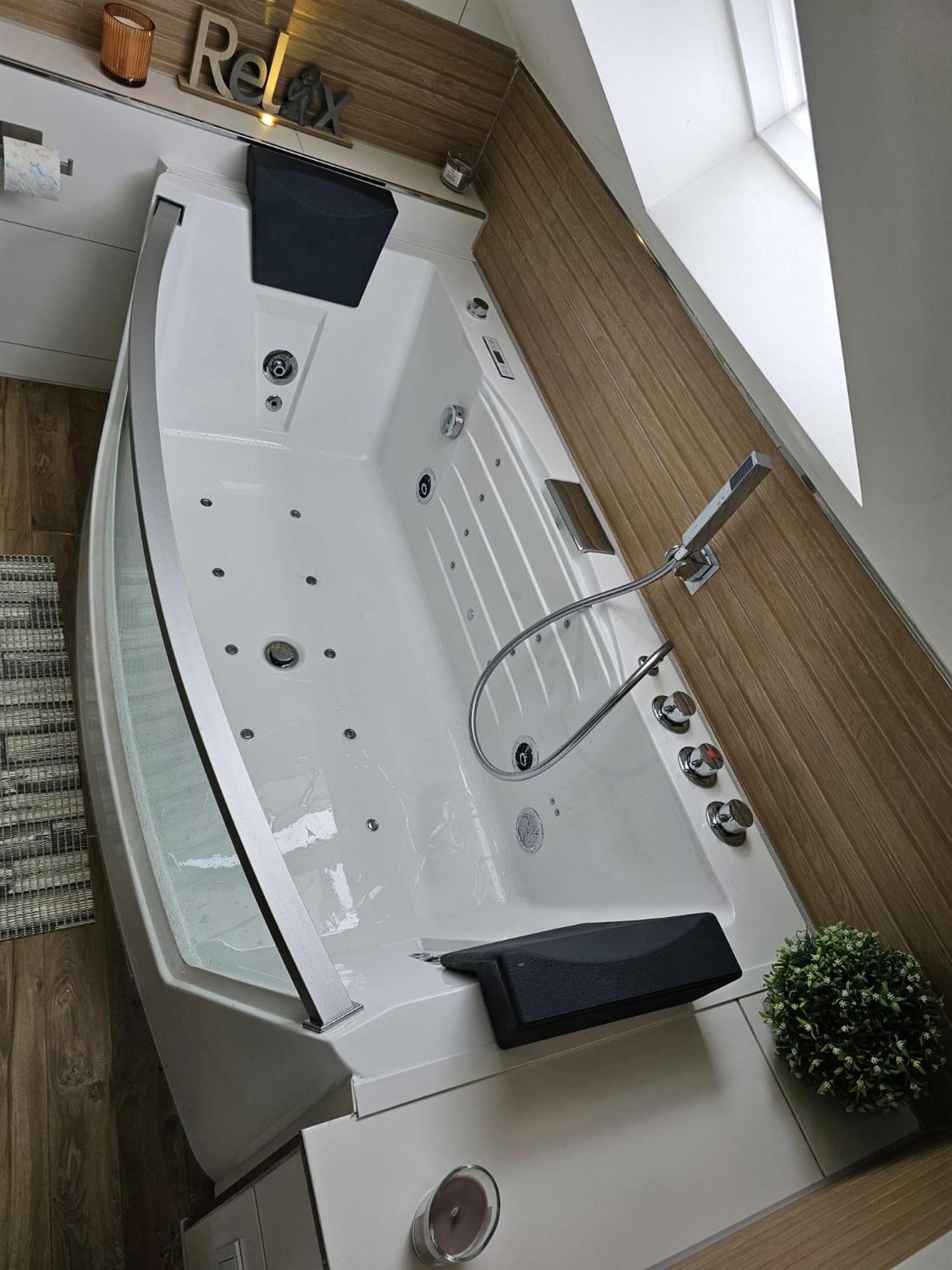Tautraum Suite Mit Whirlpool Und Gruenem Ausblick Wilhelmshaven Eksteriør billede